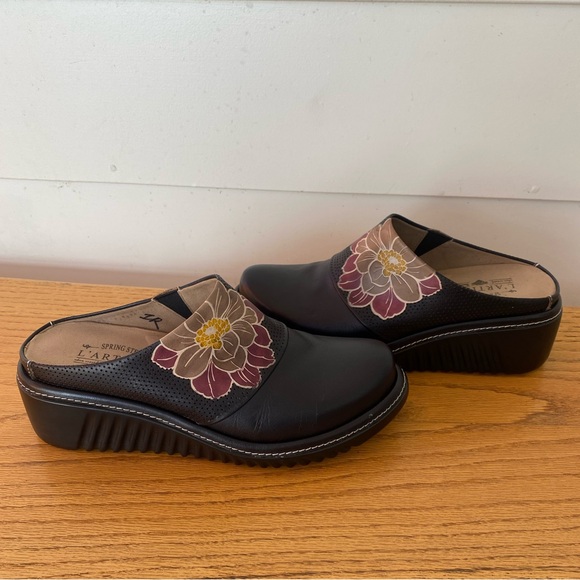 L'ATISTE Shoes - L'ARTISTE FORSEE CLOGS beautiful painted details size 9, Brand New